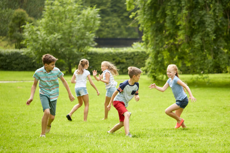 Modern Childhood vs Traditional Play – Why Kids Need More Than Screens